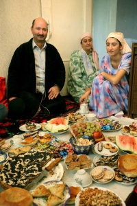 Таджики семья_за_праздничным_столом